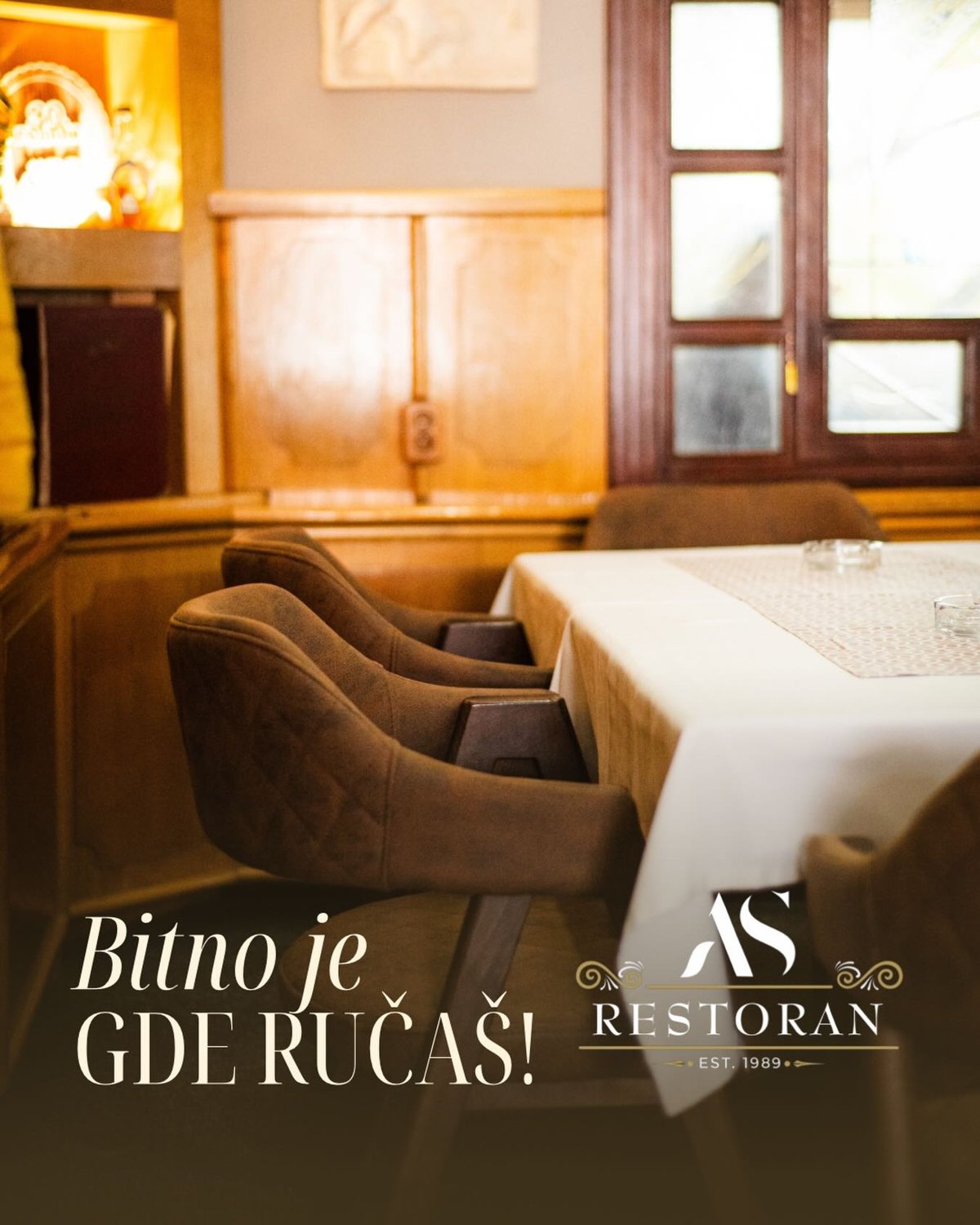 Topao enterijer Restorana AS uz poruku „Bitno je gde ručaš”