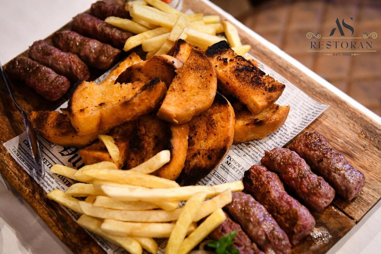 Ćevapi sa pomfritom i lukom