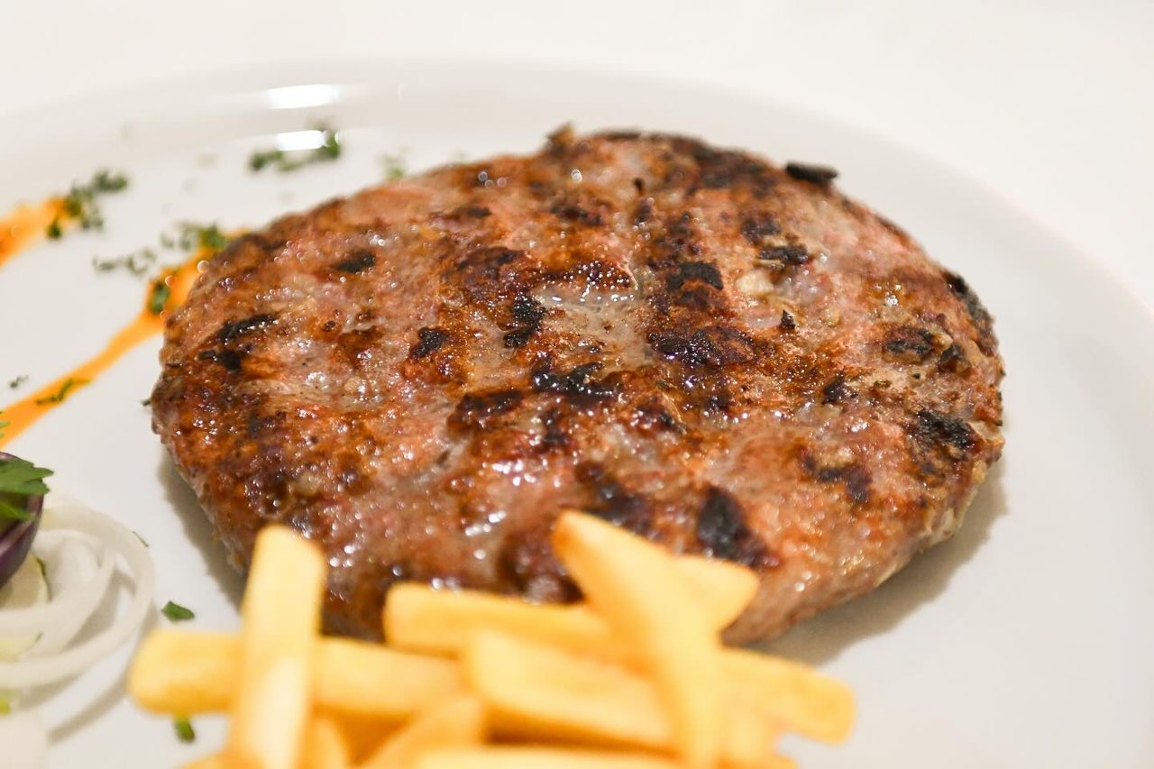 Pljeskavica sa roštilja i pomfritom